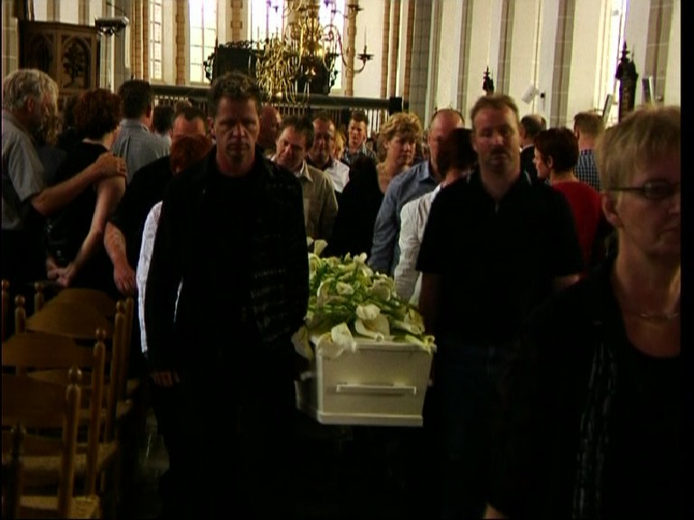 http://www.hendrikpunter.nl/uitdragen%20kerk2.JPG